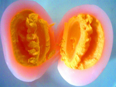 Quảng Nam: Trứng có lòng trắng màu tím đỏ - 2