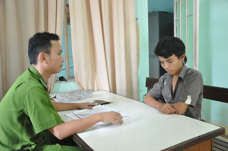 Đang được bảo lãnh vẫn đi trộm - 1