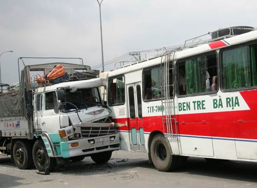 Tông xe liên hoàn, tài xế mắc kẹt trong cabin - 1