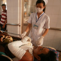 Pháp luật - Nghịch tử hất xăng đốt cha rồi ném đá