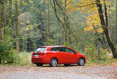 Hyundai i30 cw: Tiết kiệm, và thanh thoát - 8