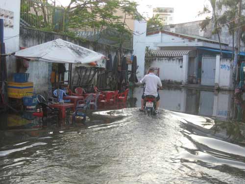 Người dân lại bì bõm lội trên đường - 1