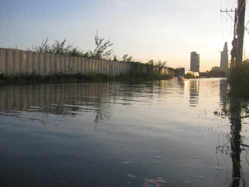 Người dân lại bì bõm lội trên đường - 2