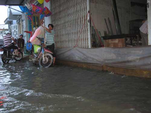 Người dân lại bì bõm lội trên đường - 7
