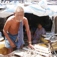 Tin tức trong ngày - Con "xin" hết đất, bố mẹ già ra lề đường