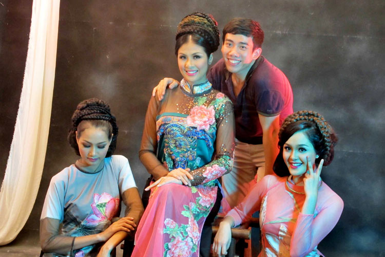 Ngọc Hân, Hoàng Anh gợi cảm với yếm thắm - 12