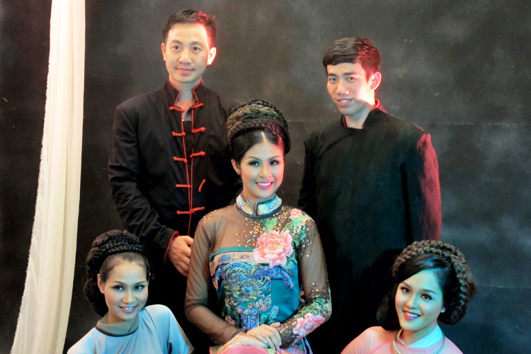 Ngọc Hân, Hoàng Anh gợi cảm với yếm thắm - 13