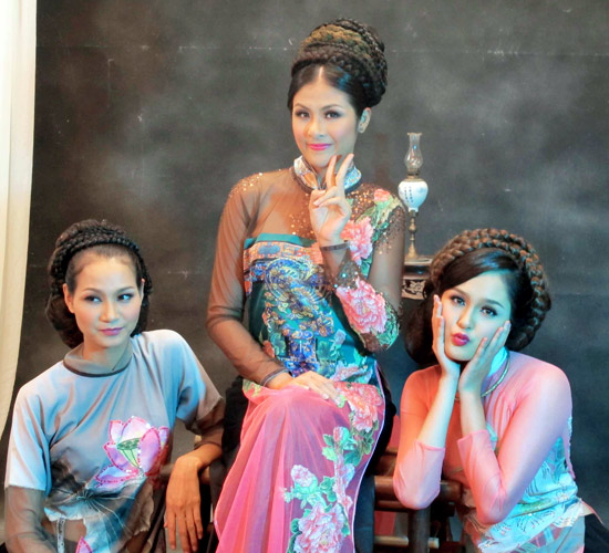 Ngọc Hân, Hoàng Anh gợi cảm với yếm thắm - 14