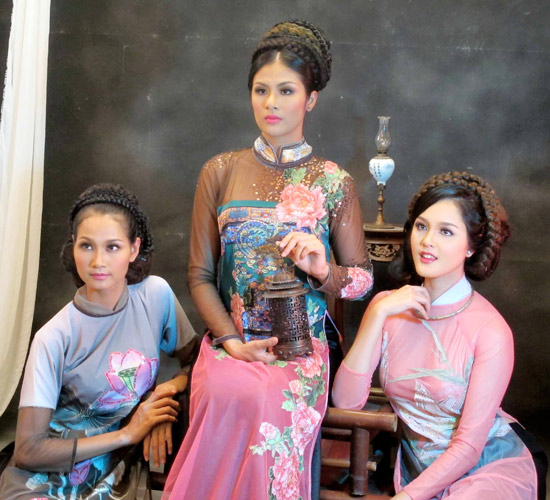 Ngọc Hân, Hoàng Anh gợi cảm với yếm thắm - 15