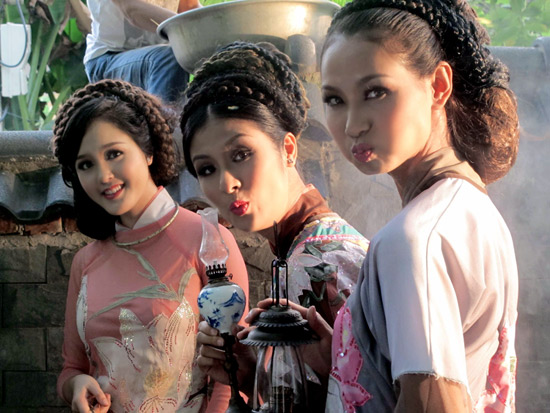 Ngọc Hân, Hoàng Anh gợi cảm với yếm thắm - 16