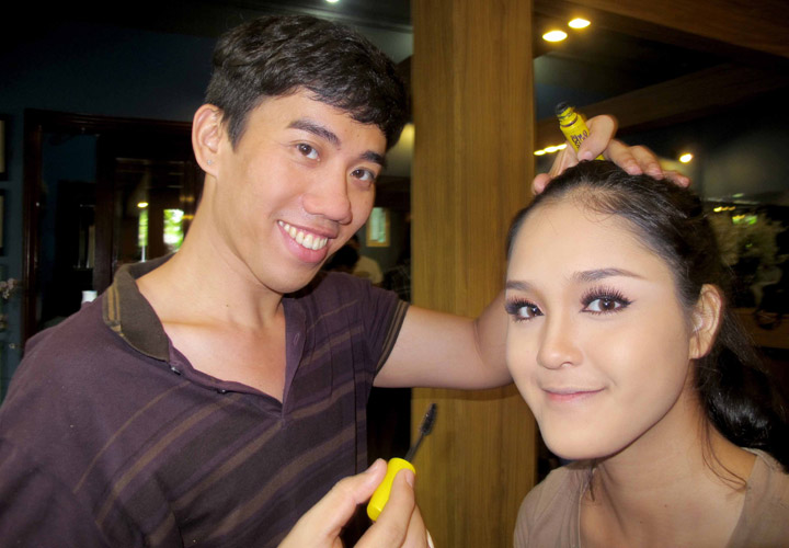 Ngọc Hân, Hoàng Anh gợi cảm với yếm thắm - 2