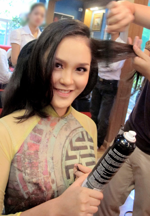 Ngọc Hân, Hoàng Anh gợi cảm với yếm thắm - 3