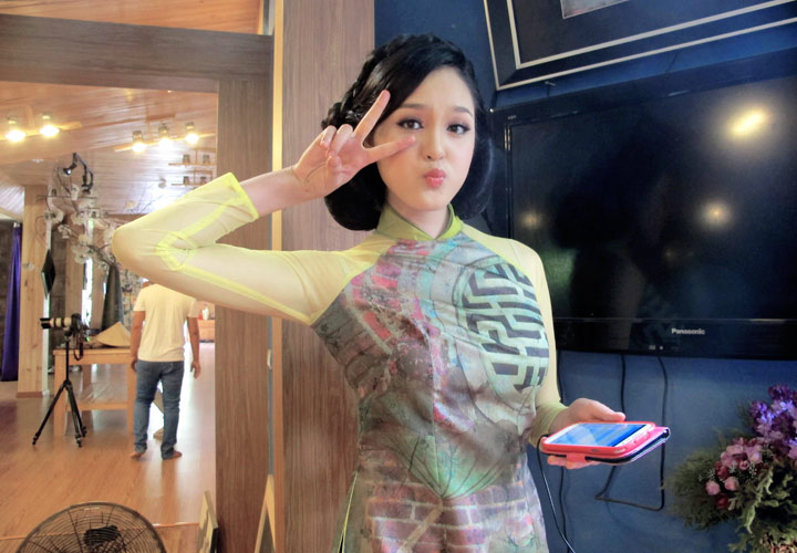 Ngọc Hân, Hoàng Anh gợi cảm với yếm thắm - 5