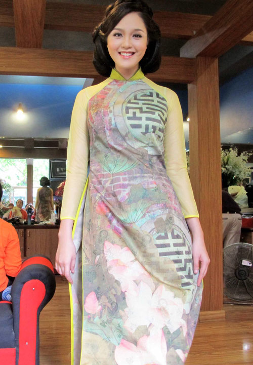 Ngọc Hân, Hoàng Anh gợi cảm với yếm thắm - 6