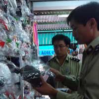 Tin tức trong ngày - Thu giữ áo ngực chứa chất lạ ở Quảng Ngãi