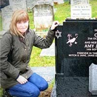 Phi thường - kỳ quặc - Người phụ nữ sống trong nghĩa địa