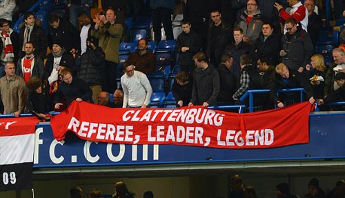 Fan MU gọi Clattenburg là “huyền thoại” - 2