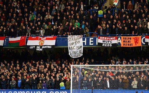 Fan MU gọi Clattenburg là “huyền thoại” - 4