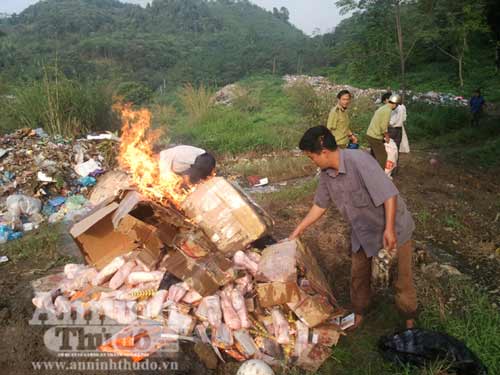 Tiêu hủy lượng hàng hóa lớn do TQ sản xuất - 3