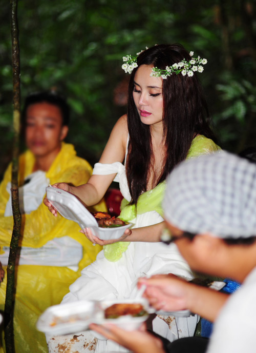 Vy Oanh đẹp hút mắt giữa rừng - 10