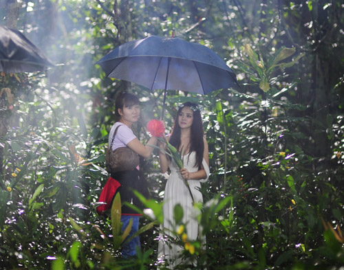 Vy Oanh đẹp hút mắt giữa rừng - 8