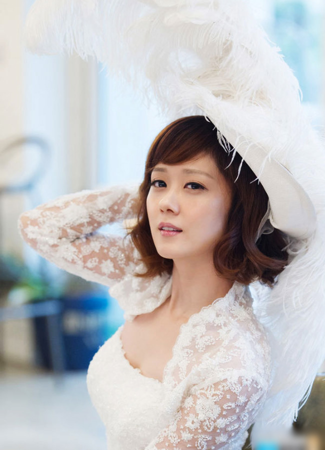 Nữ diễn viên Jang Na Ra của điện ảnh Hàn được mời làm người mẫu ảnh cưới của tạp chí Wedding số tháng 10.

