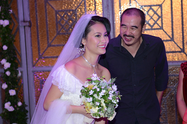 Sau hai lần mặc áo dài trong lễ Hằng Thuận ở Quy Nhơn và rước dâu ở Bắc Ninh, Đỗ Hải Yến chính thức tổ chức tiệc thành hôn ở Hà Nội, tối 27/10.

