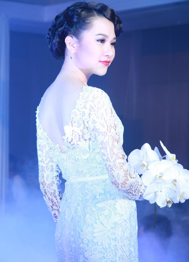 Thảo Nhi khoe vẻ đẹp Á Đông trong chiếc váy cưới thiết kế trang nhã, gợi cảm.
