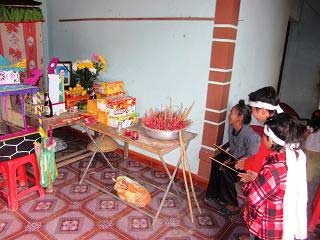 Vụ thầy giáo bị vợ đốt: Xót lòng con trẻ mồ côi - 1