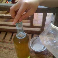 Tin tức trong ngày - Mật ong "xịn" từ vỏ cây, đường và phèn chua