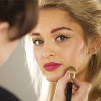 Phi thường - kỳ quặc - "Cô gái hóa đá" trở thành người mẫu