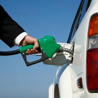 Thị trường - Tiêu dùng - Giá dầu thô tăng mạnh, xăng nhích nhẹ