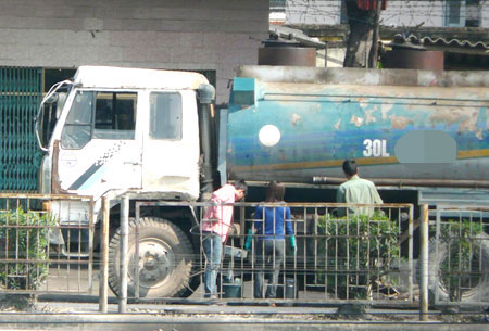 Cận cảnh những điểm đen hút "máu" xe tải - 1