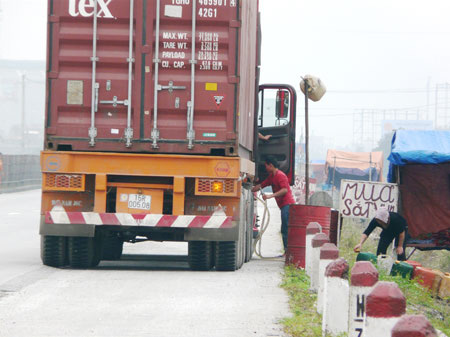 Cận cảnh những điểm đen hút "máu" xe tải - 4