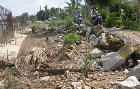 Thi công ì ạch, hà bá "nuốt" đường - 2