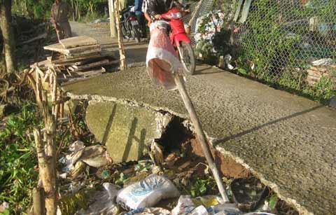 Thi công ì ạch, hà bá "nuốt" đường - 6