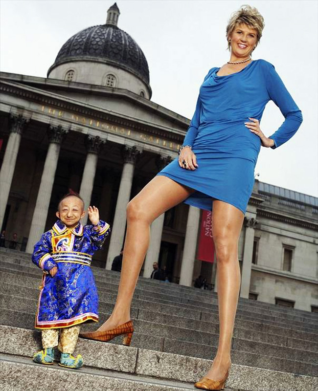 Svetlana Pankratova đi vào sách kỷ lục Guinness thế giới với đôi chân dài 132cm. Cô cũng có một bộ ảnh đặc biệt chụp cùng người đàn ông nhỏ nhất thế giới.
