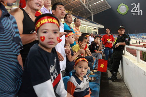 Fan nữ "cháy" cùng ĐTVN - 11