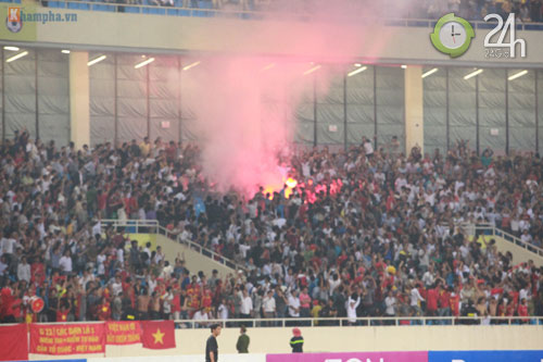 Fan nữ "cháy" cùng ĐTVN - 13