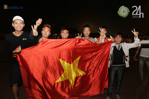 Fan nữ "cháy" cùng ĐTVN - 2