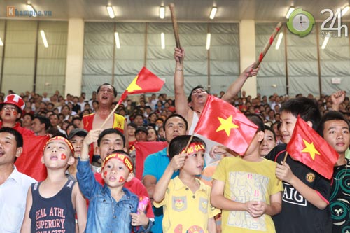 Fan nữ "cháy" cùng ĐTVN - 12