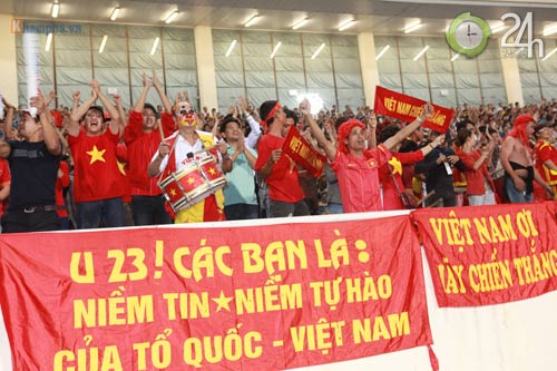 Fan nữ "cháy" cùng ĐTVN - 14