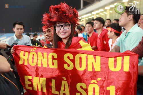 Fan nữ "cháy" cùng ĐTVN - 7