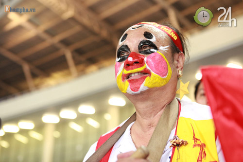 Fan nữ "cháy" cùng ĐTVN - 8