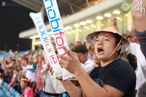 Fan nữ "cháy" cùng ĐTVN - 9