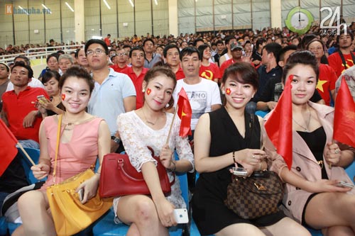 Fan nữ "cháy" cùng ĐTVN - 3