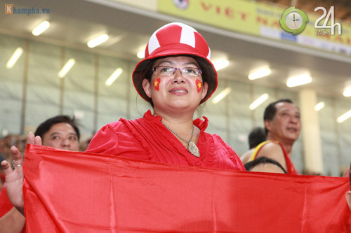 Fan nữ "cháy" cùng ĐTVN - 10
