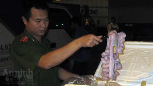 Tràng lợn "bẩn" lên hụt máy bay vào Nam - 2