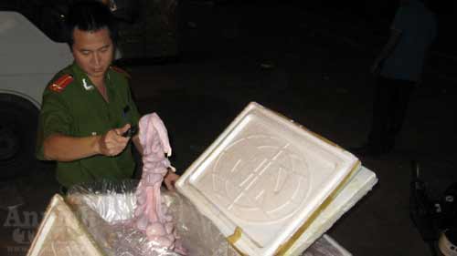 Tràng lợn "bẩn" lên hụt máy bay vào Nam - 3