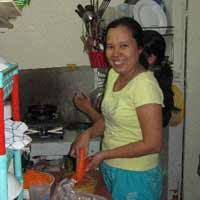 Tin tức trong ngày - Xóm ôsin ngoại ở Sài Gòn